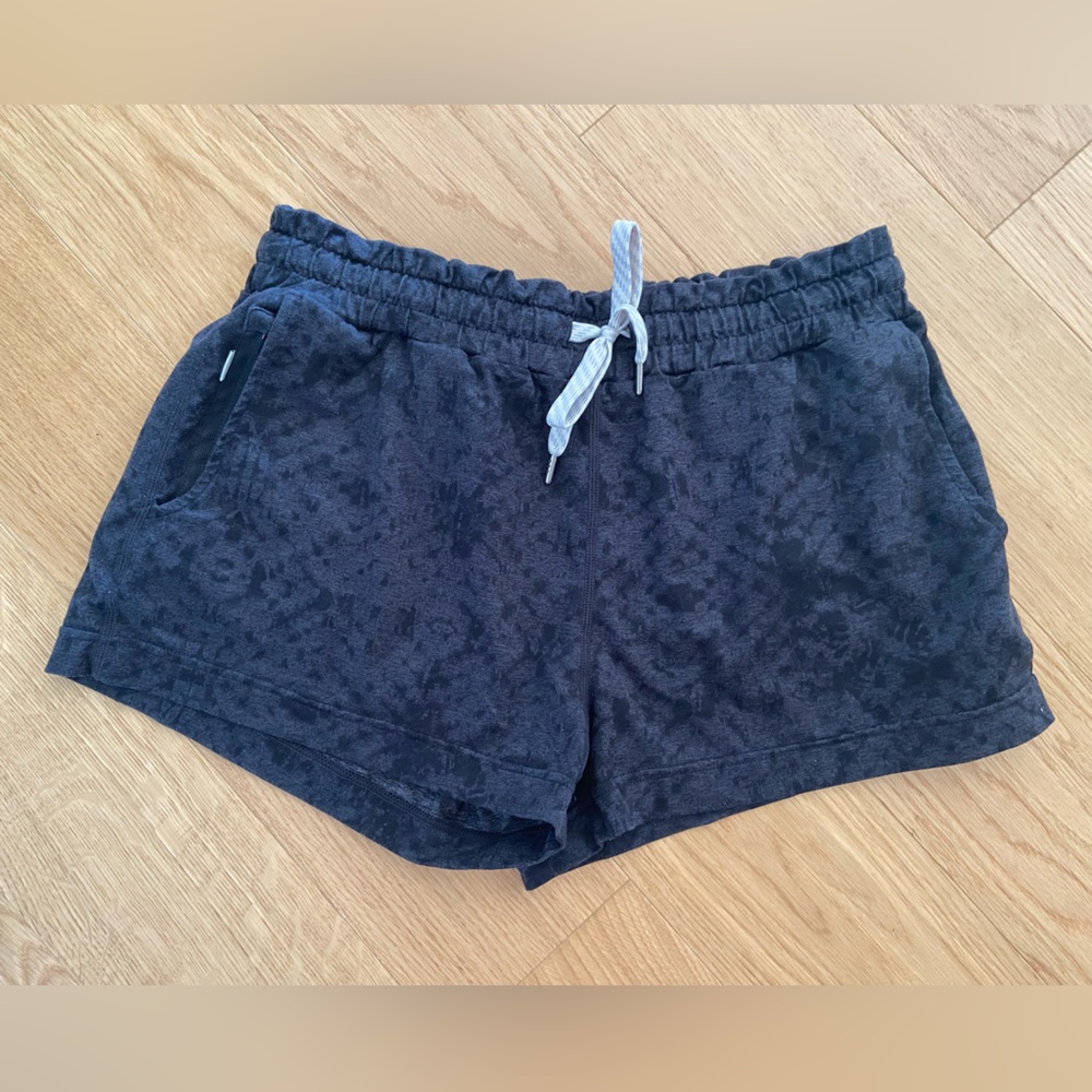 Vuori Black halo Shorts with Drawstring Waist small